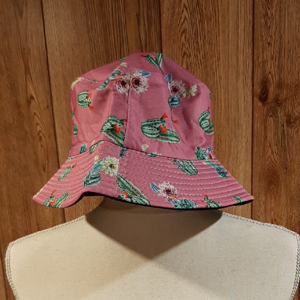 🥀NWT Purple and Black Reversible Cactus Bucket Hat🥀